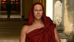 Der Architekt Frank Simon (Sven Martinek) sucht nach einem Burnout Ruhe und Frieden in einem buddhistischen Kloster.