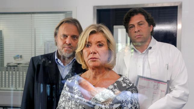 Bild: ARD Degeto/Hardy Spitz Der Arzt Dr. Haugland (Hans-Jochen Wagner, re.) erklärt Kaare Eliassen (Jan-Gregor Kremp, li.) und seiner Frau Hanne (Jutta Speidel), dass ihr Sohn dringend eine Nierentransplantation braucht.