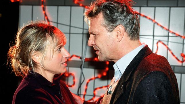 Bild: ARD Der Astronom Robert von Reichenbach (Peter Sattmann) hat sich in die Astrologin Lena Moosbach (Anica Dobra) verliebt.