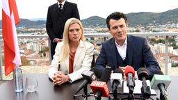 Der aufstrebende Politiker Konrad Wagner (Manuel Rubey) und seine Frau Sylvia (Nele Kiper) geben eine Pressekonferenz und wehren sich gegen eine spekulative Zeitungsstory, die ihn mitten im Wahlkampf als „Grapscher“ an den Pranger stellt.
