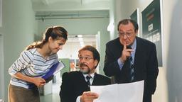 Der Bankberater Dr. Gerber (Jaecki Schwarz) wird von Vinzenz (Götz George) und seiner Assistentin Martina (Susan Anbeh) gehörig reingelegt.