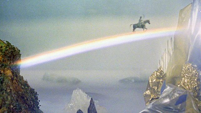 Bild: MDR/PROGRESS Filmverleih/Centrul Național al Cinematografiei Der Bauernsohn (Mircea Breazu) kehrt mit der „goldenen Ähre der Güte“ zum Schloss hinterm Regenbogen zurück.