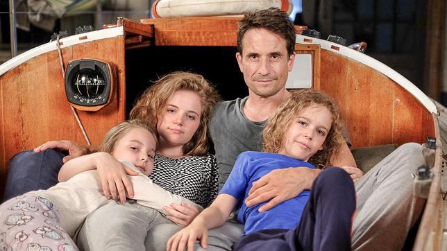 Bild: ARD Degeto/Mona Film/Philipp Brozsek Der beste Papa der Welt: Clemens Hoffmann (Oliver Mommsen, hinten) mit Kristina (Alice Prosser, 2. v. li.), Judy (Isabel Steszgal, li.) und Benni (Felix Staudigl).