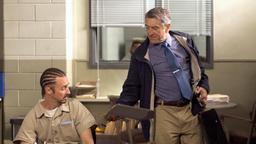 Der Bewährungsbeamte Jack Mabry (Robert De Niro, re.) zeigt "Stone" Creeson (Edward Norton) das Geschenk, dass er von dessen Frau bekommen hat.