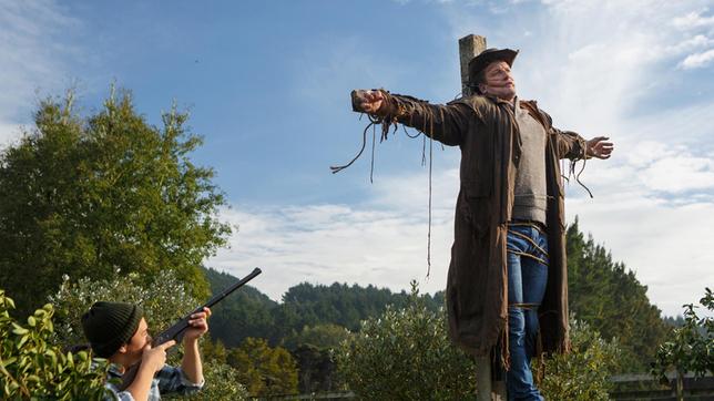 Bild: ARD Degeto Der Bienenzüchter Tamati (Mark Ruka li.) entdeckt die Leiche von Phillip Henderson (Mike Edward).