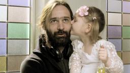 Der Biologe Orn (Atli Rafn Sigurdarson) liebt seine kleine Tochter, die an einer seltenen Erbkrankheit leidet.