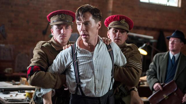 Der brillante Mathematikprofessor Alan Turing (Benedict Cumberbatch, Mitte) wird verhaftet.
