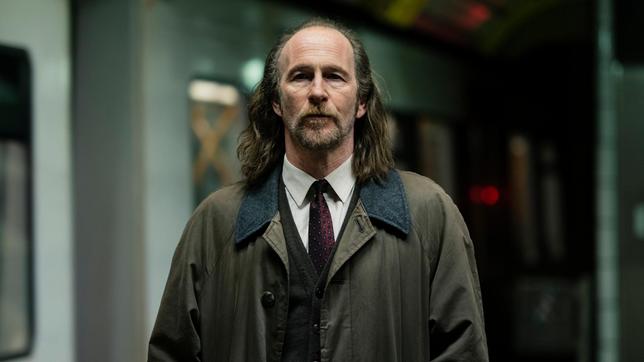 Bild: HBO Nordic/Lars Olav Dybvig Der Buchautor John Roberts (Paul Kaye) hat ein Geheimnis.