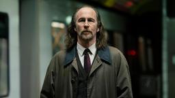 Der Buchautor John Roberts (Paul Kaye) hat ein Geheimnis.