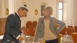 Der Bürgermeister (Werner Rom) führt Antonia (Uschi Glas) unauffällig mit einem alten Bekannten zusammen.