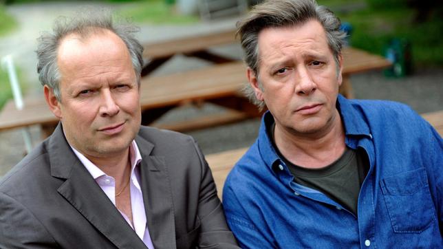 Bild: ARD Degeto Der Bulle und der Heiratsschwindler: Die Brüder Piet (Jan Fedder, re.) und Hannes (Axel Milberg) könnten unterschiedlicher kaum sein.
