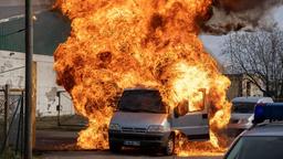 Bei einer Grenzkontrolle halten Holm Brendel und Dorit Martens Evas Camper an, der Feuer fängt und explodiert. 