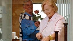 Der Charmeur Konstantin (Siegfried Rauch) macht seiner Verkäuferin Elisabeth (Ruth Maria Kubitschek) den Hof.