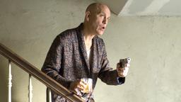 Der cholerische Alkoholiker Osborne Cox (John Malkovich) überrascht einen Einbrecher auf frischer Tat.