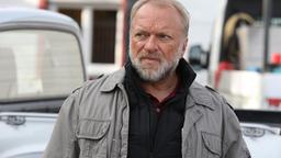 Der Dachdecker-Meister Erich Möttl (Reinhard Nowak) fürchtet die Pleite seines Familienbetriebes.