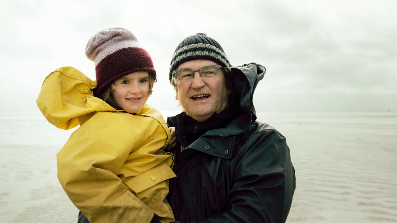 Der Deichgraf Hauke Haien (Detlev Buck) mit seiner kleinen Tochter Wienke (Hanna Frieda Weiss)