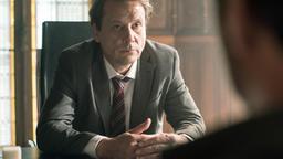 Der deutsche Botschafter Dr. Eberhardt (Christian Kuchenbuch) kann wenig helfen.