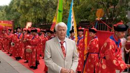 Der deutsche Tourist Karl (Prof. Peter Weck) findet sich in Peking nur schwer zurecht.
