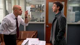 Der draufgängerische Zeitungsjournalist Ben Shepard (Shia LaBeouf, re.) muss sich von seinem Boss Ray Fuller (Stanley Tucci) die Leviten lesen lassen.