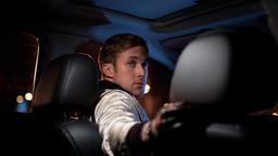 Der Driver (Ryan Gosling) wartet auf seine "Passagiere".