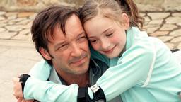 Der engagierte Journalist Klaus Berger (Michael Roll) und seine aufgeweckte Tochter Anna (Maria Ehrich) sind ein Herz und eine Seele.