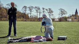 Der Ermittler Sebastian Ståhl (Erik Johansson, li.) ermittelt im Mordfall von Kasper (Nathan Clarke), ein Toptalent eines Fussballvereins.