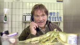 Der Fischhändler Hannes (Götz George) wittert die Rettung für sein bankrottes Unternehmen.