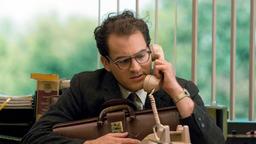 Der gestresste Larry Gopnik (Michael Stuhlbarg) wird am Telefon vom Verkäufer eines Plattenladens drangsaliert.