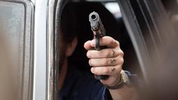 Der Gladbeck-Entführer Hans-Jürgen Rösner (Sascha Alexander Geršak) droht mit der Waffe.
