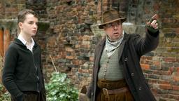 Der Gutsverwalter Boggis (Timothy Spall) zeigt Tolly (Alex Etel) das Anwesen der Großmutter.