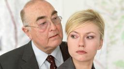 Der herrische Ministerialdirigent Grabow (Ludwig Haas) schärft Lena Seidel (Johanna Christine Gehlen) ein, wie wichtig ihm der Bau der Autobahntrasse ist.