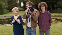 Der Hochzeitsfotograf Guy (Jean-Paul Rouve, Mitte) hasst es, wenn Gäste wie die Schwiegermutter (Hélène Vincent) selbst mit ihren Handys knipsen. Sein Praktikant (Gabriel Nacchache) bleibt gelassen.