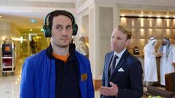 Der Hotelchef (Florian Karlheim, re.) möchte Florian (Sebastian Zimmler) am liebsten loswerden.