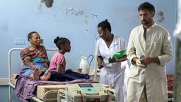 Der Idealist Dr. Schwarz (Benjamin Sadler) betreibt eine Gesundheitsstation im Kongo.