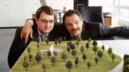 Der Immobilenspekulant Siegfried Ohrmann (Gunter Berger, rechts) und sein Assistent Hähnel (Maximilian Krückl) schmieden große Pläne.