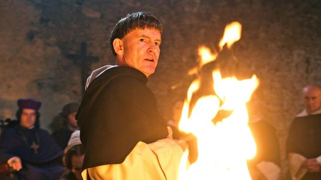 Bild: ARD Degeto/Ziegler Film Der Inquisitor Institoris (Philipp Moog) ist ein religiöser Eiferer, der blind vor Hass auf brutale Weise seine Ziele verfolgt. Er ergötzt sich am Schmerz der Frauen, die er mit den fürchterlichsten Mitteln der Folter zu absurden Geständnissen zwingt. Völlig besessen von seiner Vorstellung, dass Frauen das Werk des Teufels sind, ist er zu allem bereit, um die angeblichen Hexen zu vernichten.