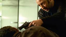 Der intrigante Tony (Kad Merad, re.) hat Charly (Jean Reno) in seine Gewalt gebracht.