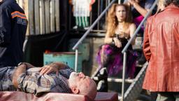 Der Jahrmarktbetreiber Harold (Greg Johnson) wird abtransportiert.