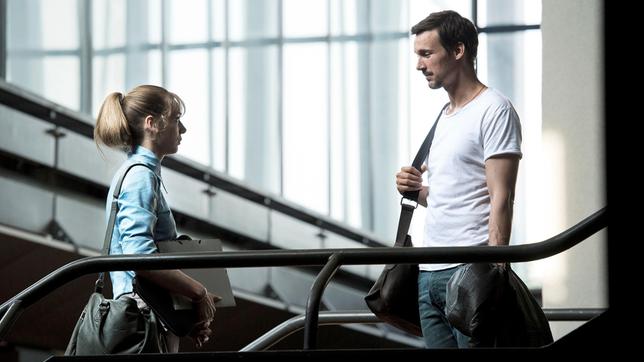 Bild: WDR/Martin Menke Der Journalist Fabian Groys (Florian David Fitz) und die Praktikantin Nadja Koltes (Lilith Stangenberg) recherchieren gemeinsam an einer Enthüllungsgeschichte.