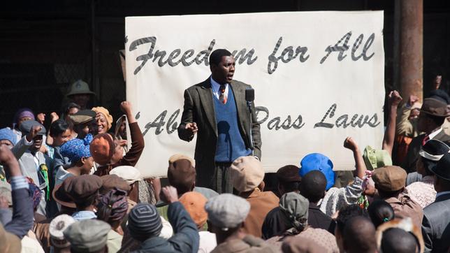 Bild: ARD Degeto/Senator Filmverleih Der junge Anwalt Nelson Mandela (Idris Elba, Mitte) will nicht mehr hinnehmen, dass für Schwarze andere Rechte als für Weiße gelten.