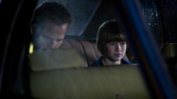 Der junge Chad (Connor Hill) fürchtet, dass der brutale Bankräuber Roy (Stephen Dorff) ihn und seine Mutter niemals gehen lassen wird.