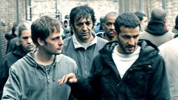 Der junge Drogendealer Pierre (Nicolas Duvauchelle, li) wird im Gefängnis von den zwei radikalen Islamisten Aziz (Kamel Belghazi, re.) und Slim (Moussa Maaskri, Mitte) geködert