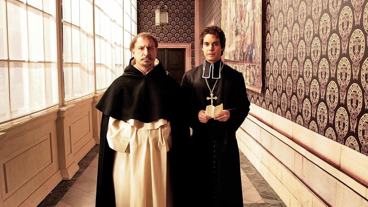 Der junge Lorenzo Da Ponte (Lorenzo Balducci, re.), Dichter jüdischer Herkunft, wird zum Priester geweiht, doch er ist kein Heiliger. Das bemerkt bald auch der Inquisitor Vescoco (Francesco Barilli).