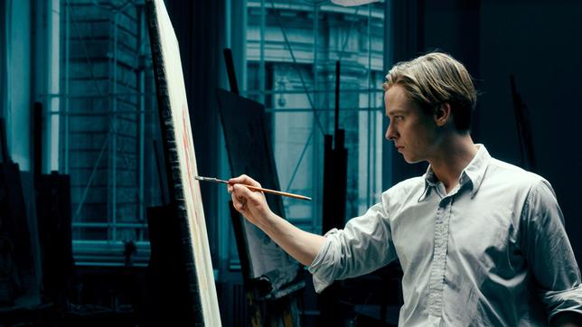 Bild: ARD Degeto Der junge Maler Kurt Barnert (Tom Schilling) sucht seinen Stil.