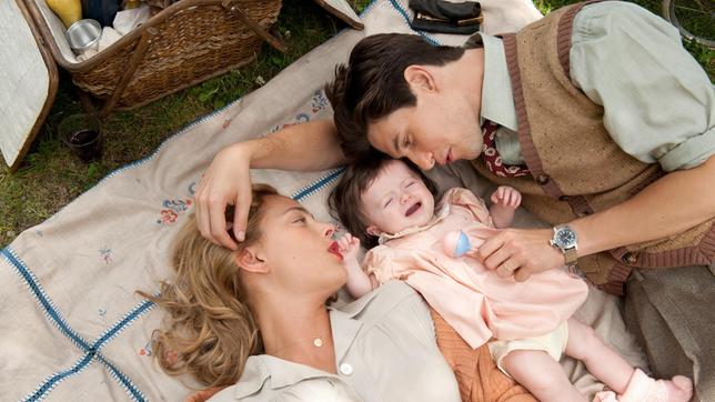 Der junge Protagonist (Ben Barnes, re.) und seine große Liebe Célia (Nora Arnezeder, li.) genießen ihr Familienglück.