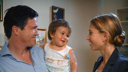 Donna Leon: Der Kinderarzt Gustavo Pedrolli (Uwe Bohm) und seine Frau Bianca (Nadeshda Brennicke) lieben ihr Adoptivkind.