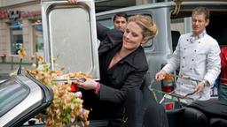 Der kleine Catering-Unternehmer Jakob (Steffen Wink, re.) wird Zeuge, wie Franka (Diana Amft) das Cabrio ihres Erzkonkurrenten mit einer Ladung Pasta beschmutzt.