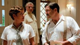Der Kolonialverwalter Joop van Boven (Filip Peeters, Mitte) beobachtet argwöhnisch, was da zwischen seiner Verlobten Hellen (Muriel Baumeister) und dem deutschen Juden Hans Jakob (Francis Fulton-Smith) vor sich geht.