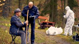 Der Lehrer Sebastian Waldheim (Hans-Uwe Bauer, sitzend) hat die Leiche der ermordeten Schülerin entdeckt.