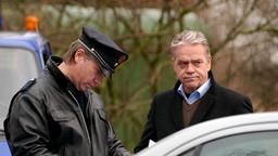 Der leitende Kommissar Krückeberg (Jürgen Heinrich) hat nicht viel Hoffnung, den kleinen Tobias noch lebend zu finden.